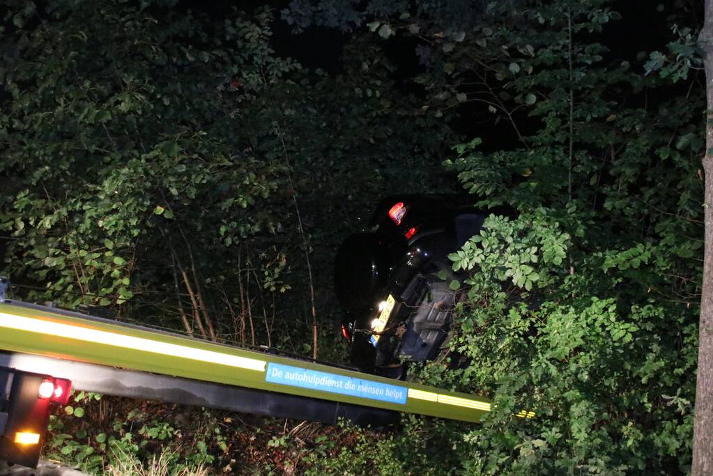 Bestuurder rijdt auto de struiken in gaat er vandoor