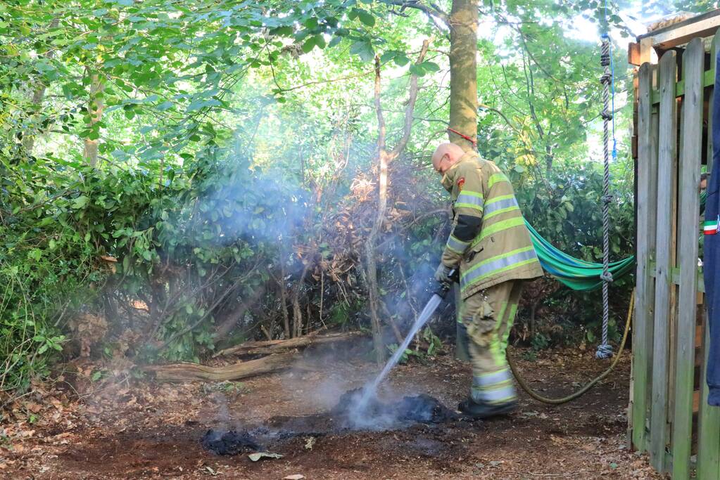 Zwerver steekt afval in brand