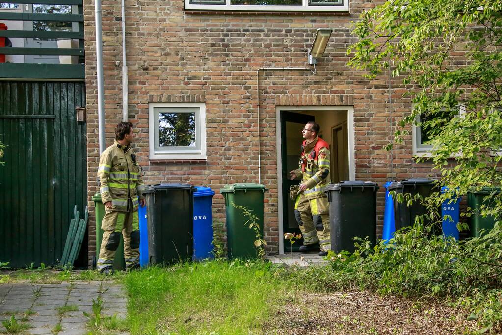 Zwerver steekt afval in brand