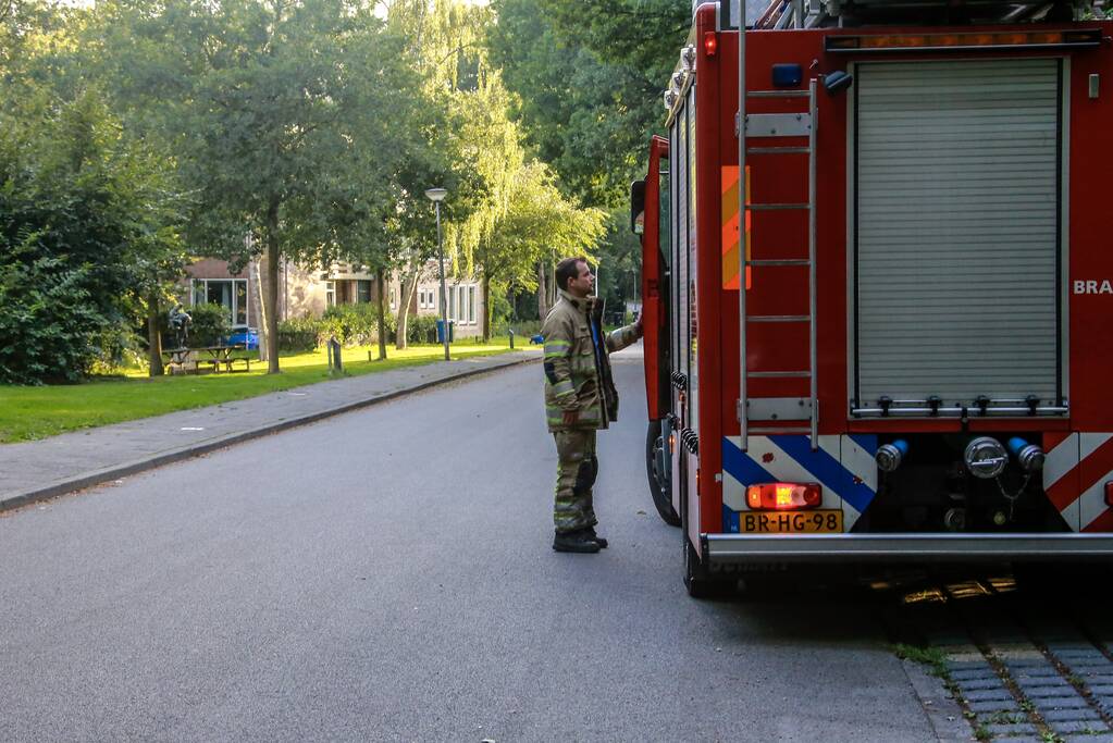 Zwerver steekt afval in brand