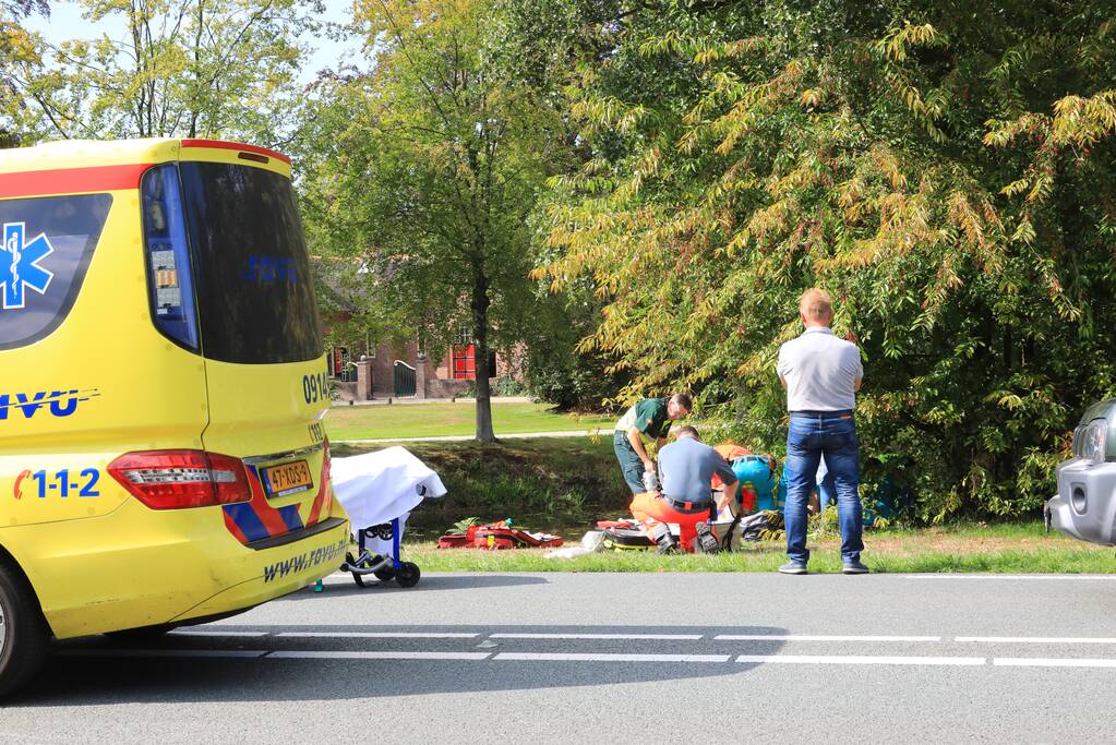 Motoragent zwaargewond na inhaalactie