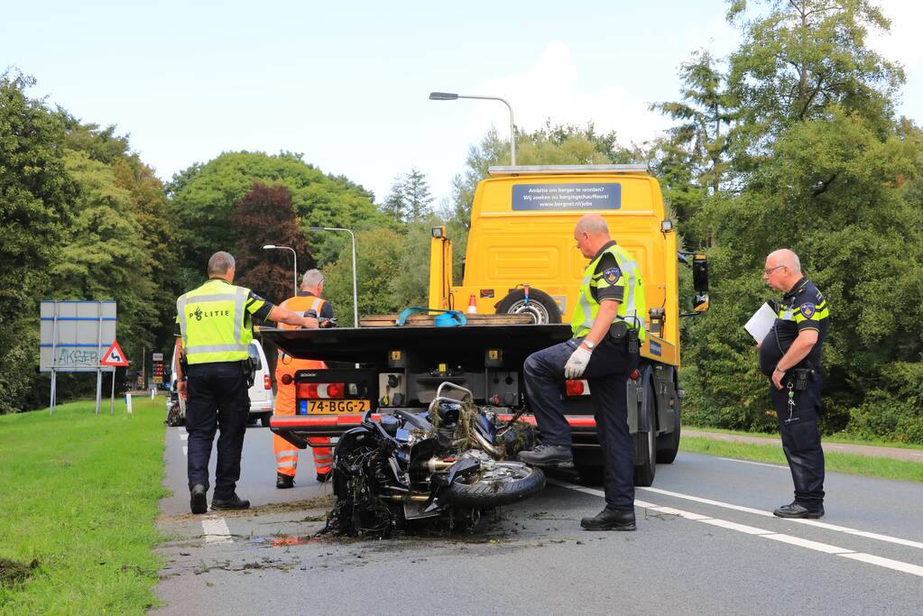 Motoragent zwaargewond na inhaalactie