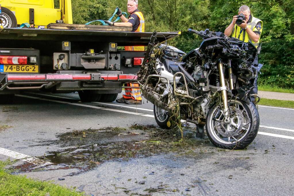 Motoragent zwaargewond na inhaalactie