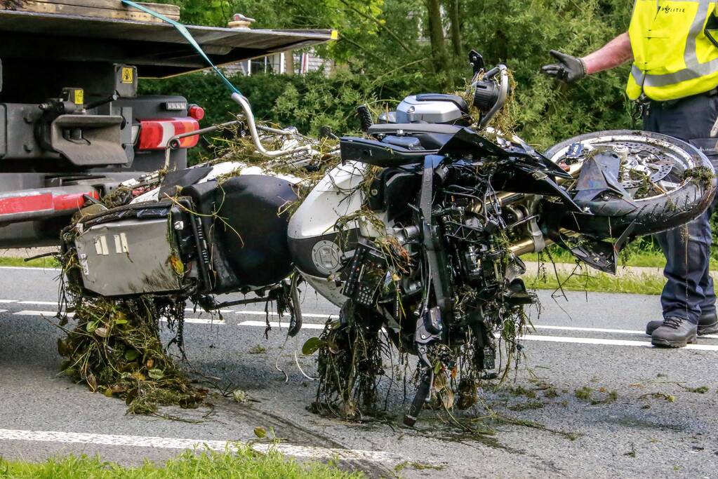 Motoragent zwaargewond na inhaalactie