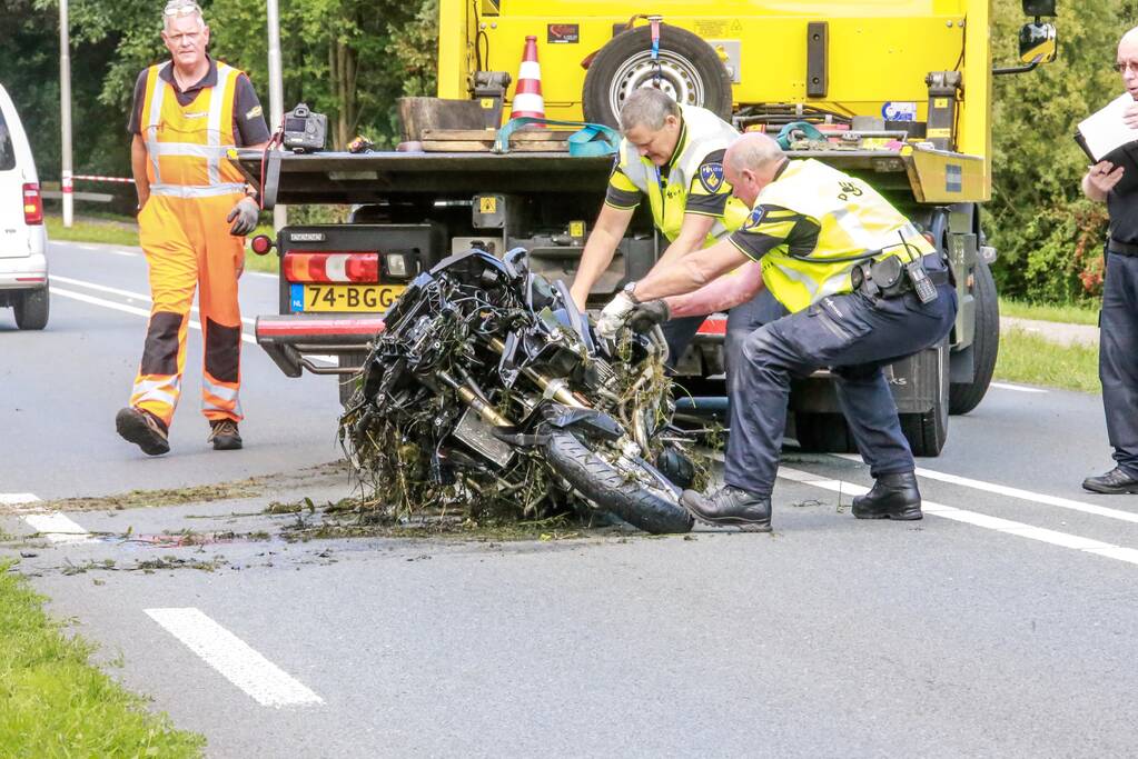 Motoragent zwaargewond na inhaalactie