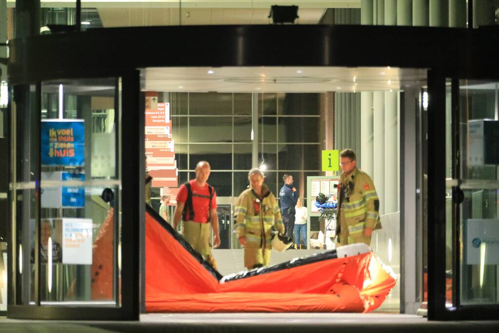 Verward persoon dreigt te springen in ziekenhuis