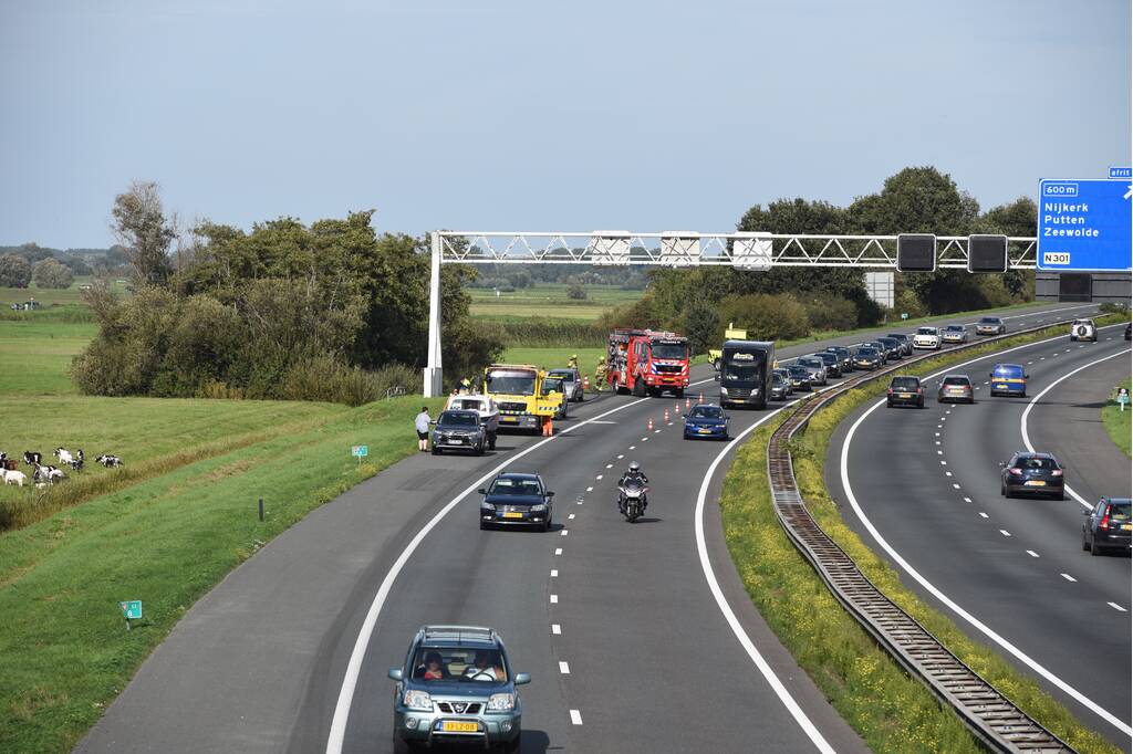 Rijstrook afgesloten door autobrand