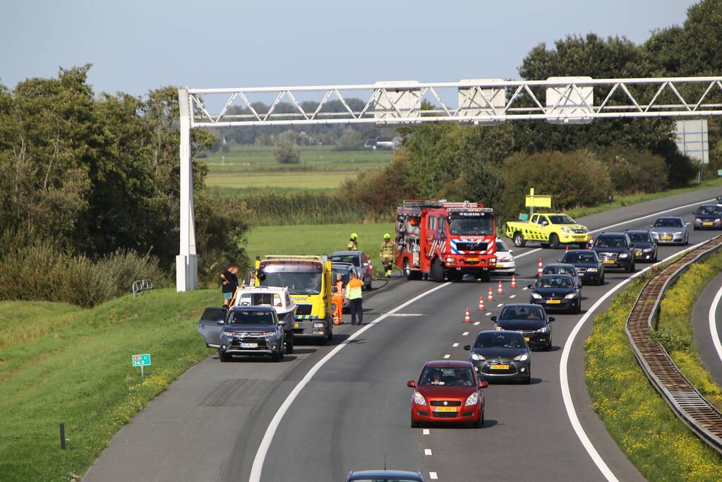 Rijstrook afgesloten door autobrand