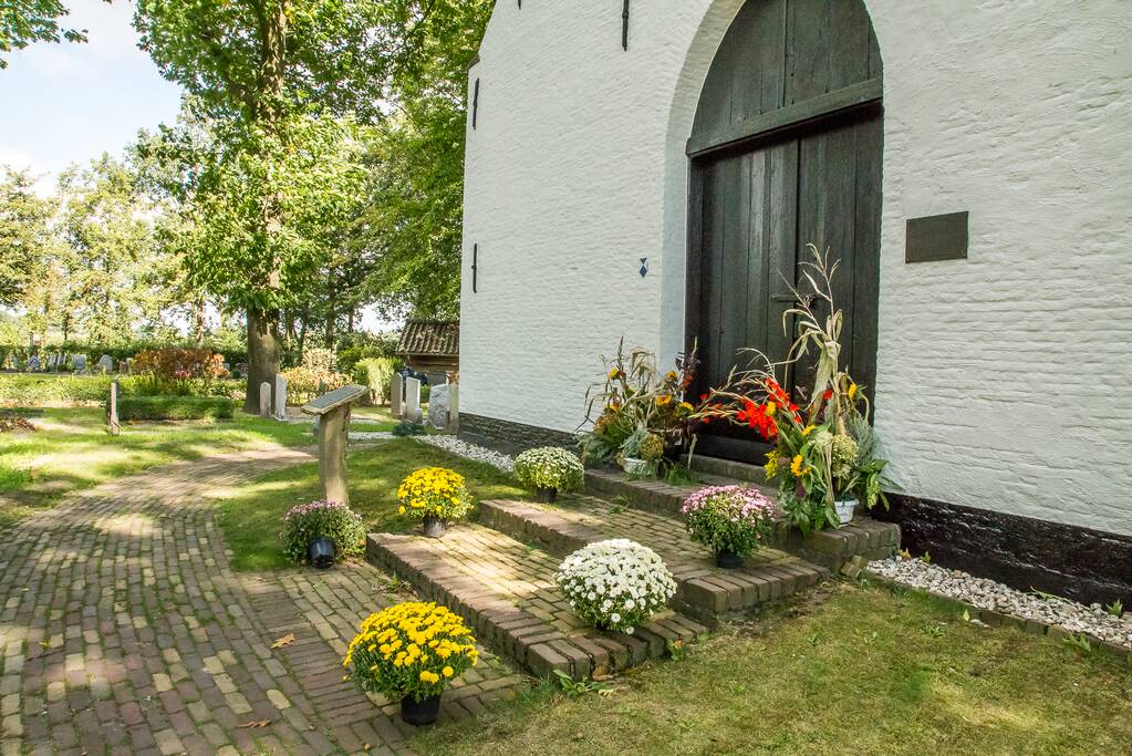 Dorpsfeest Hoogland herdenkt dierbaren vrijwilligers met bloemen