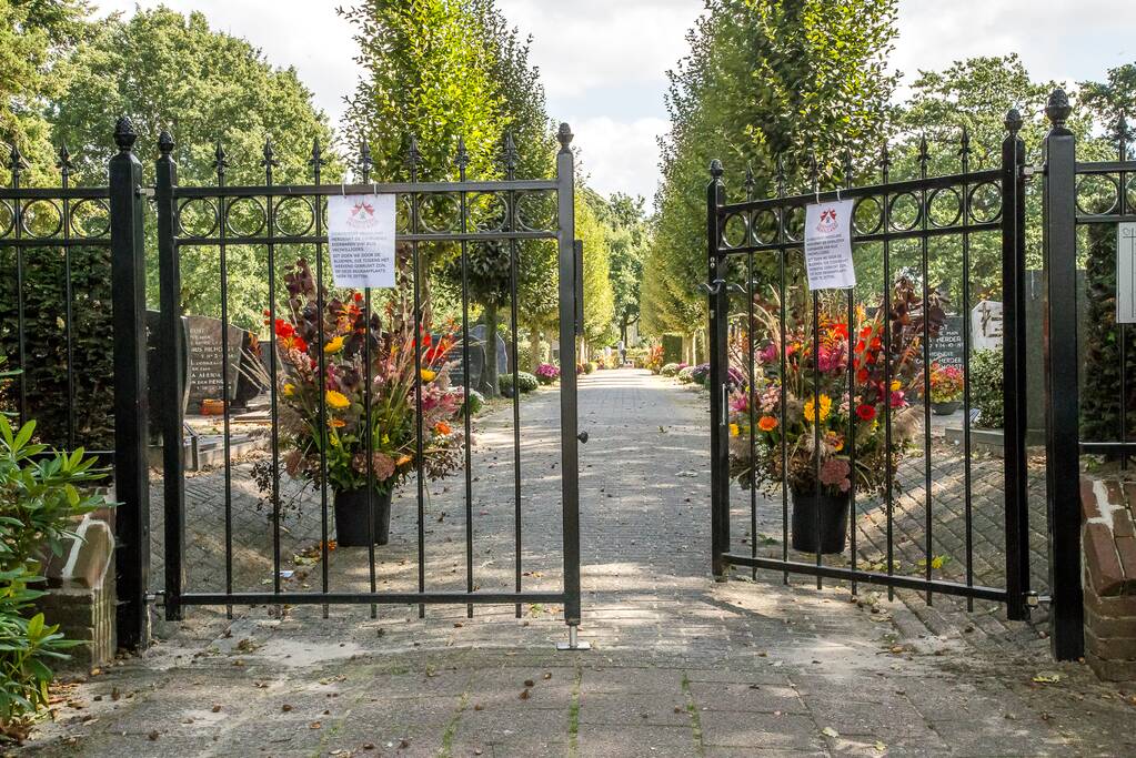 Dorpsfeest Hoogland herdenkt dierbaren vrijwilligers met bloemen