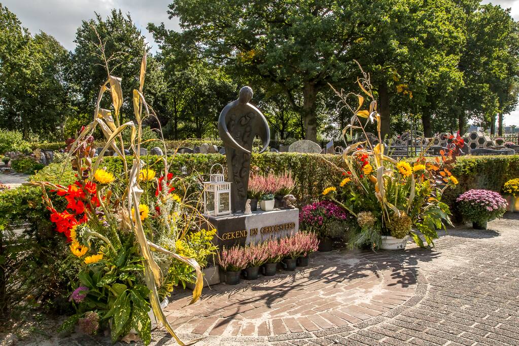 Dorpsfeest Hoogland herdenkt dierbaren vrijwilligers met bloemen