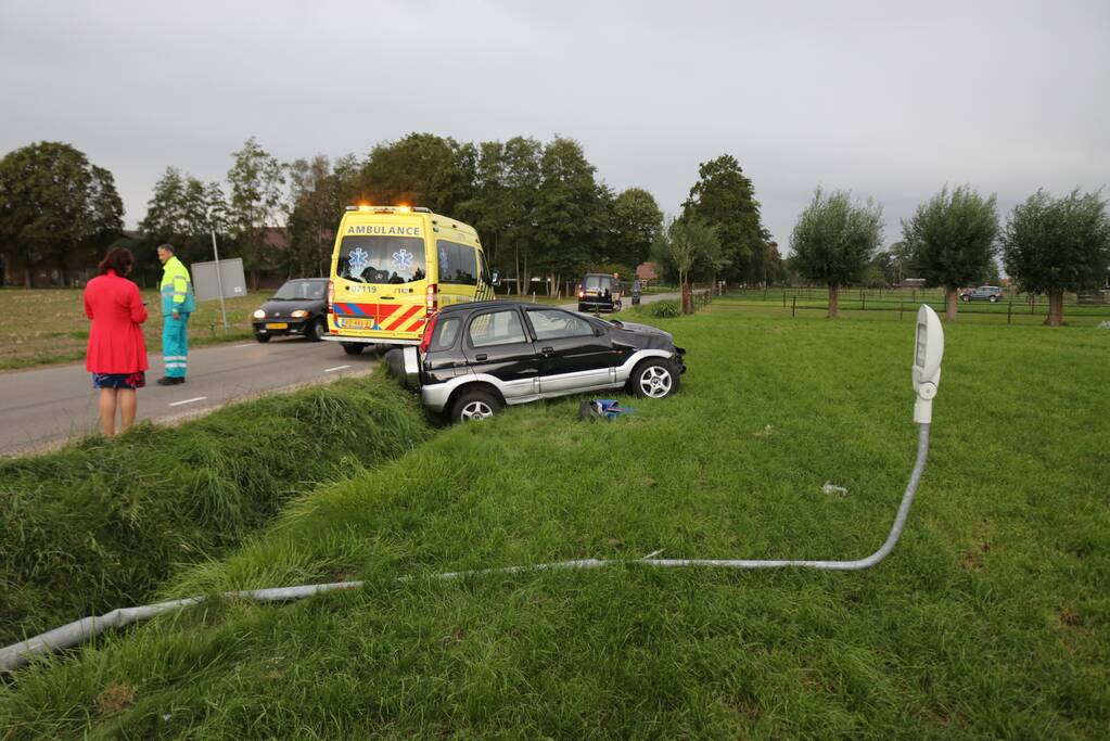 Automobilist rijdt lichtmast uit de grond