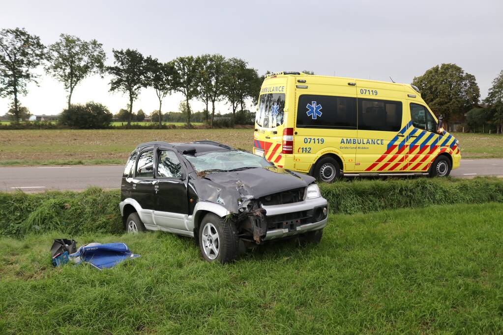 Automobilist rijdt lichtmast uit de grond