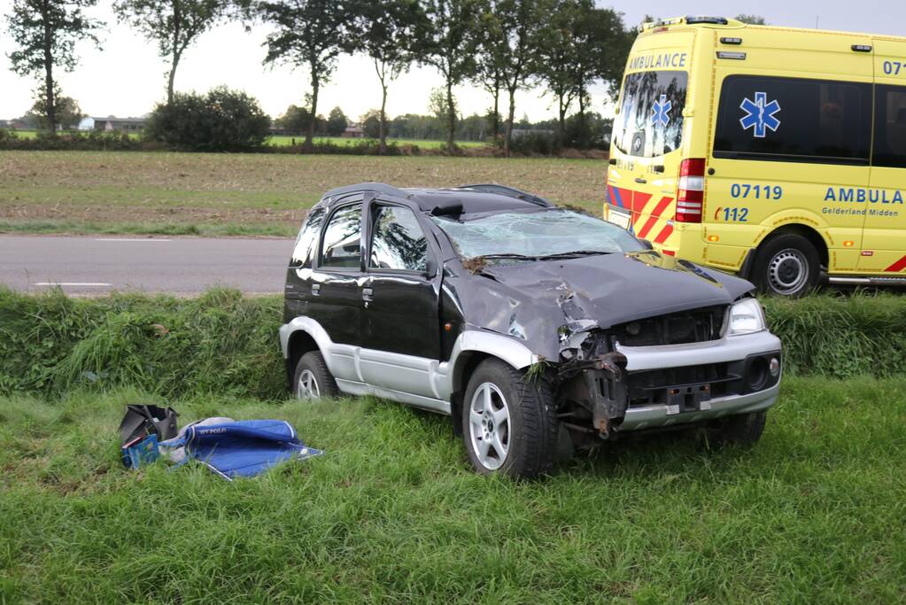 Automobilist rijdt lichtmast uit de grond