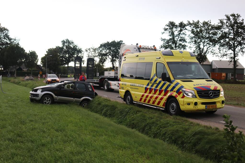 Automobilist rijdt lichtmast uit de grond