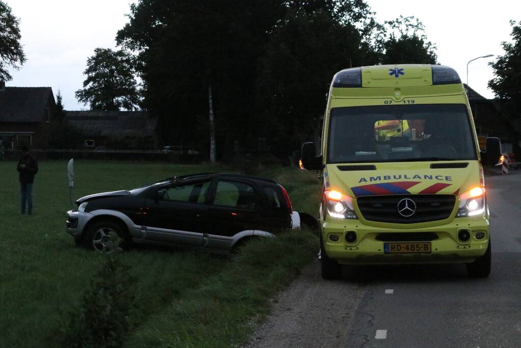 Automobilist rijdt lichtmast uit de grond