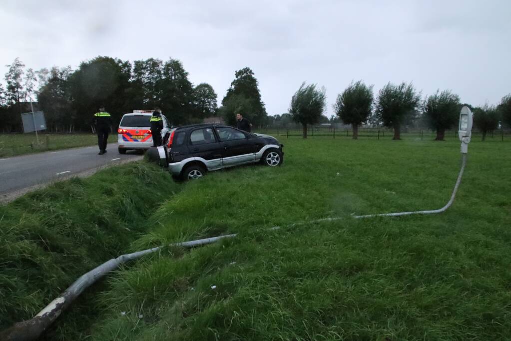 Automobilist rijdt lichtmast uit de grond