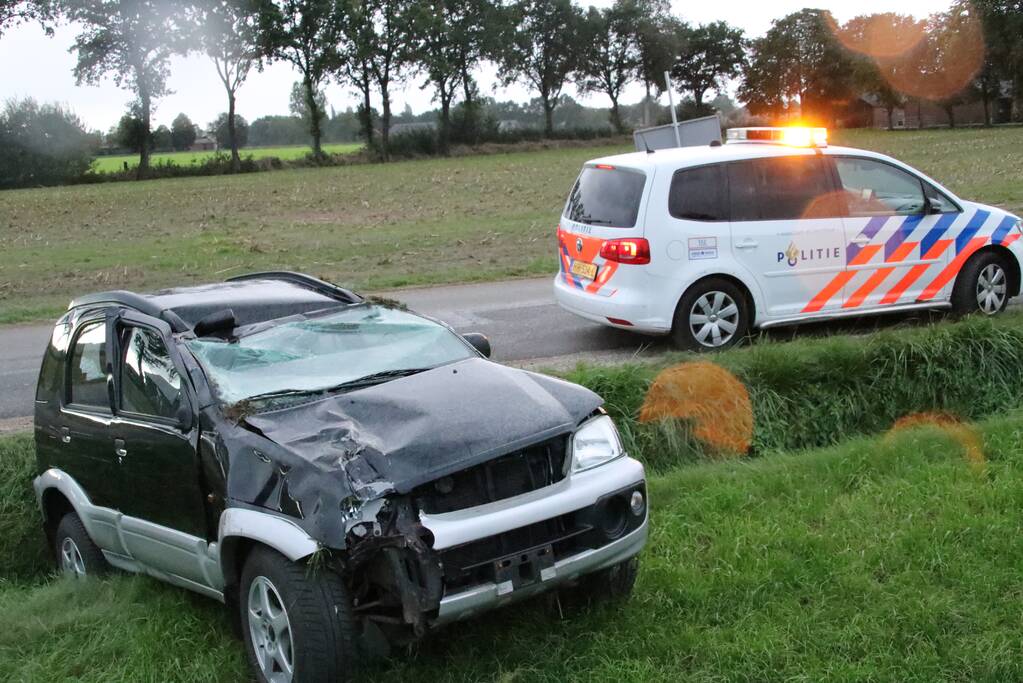 Automobilist rijdt lichtmast uit de grond