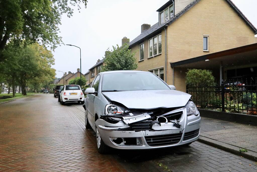 Auto ramt geparkeerde auto's en zorgt voor veel schade