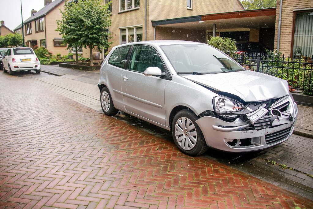 Auto ramt geparkeerde auto's en zorgt voor veel schade