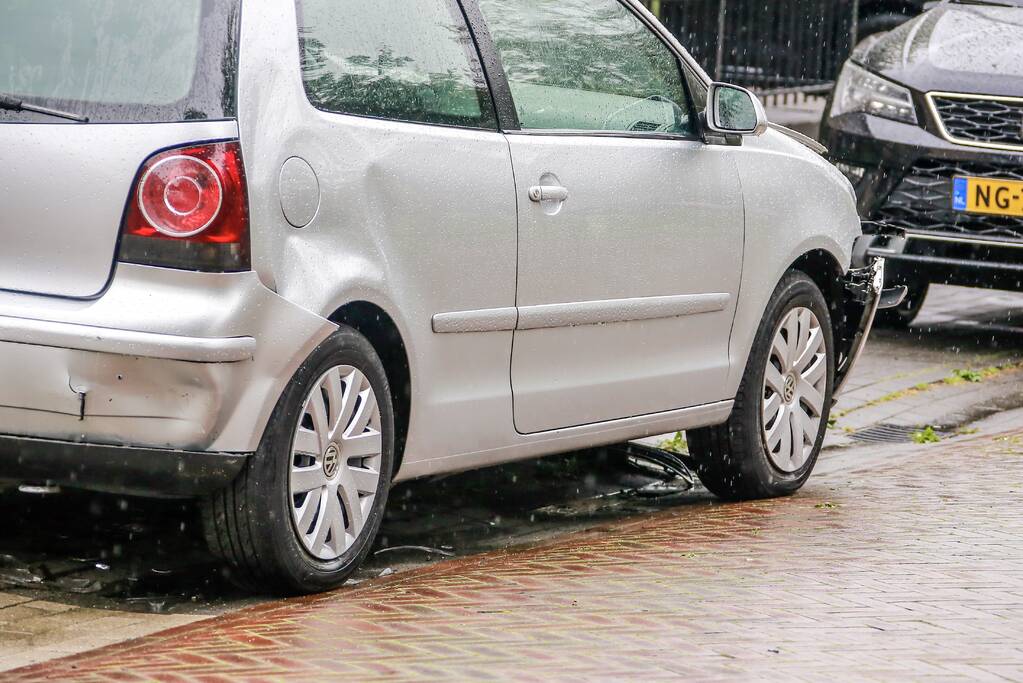 Auto ramt geparkeerde auto's en zorgt voor veel schade