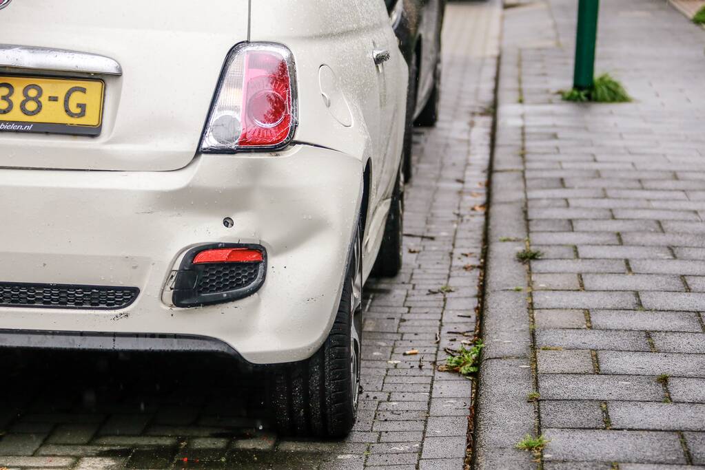 Auto ramt geparkeerde auto's en zorgt voor veel schade