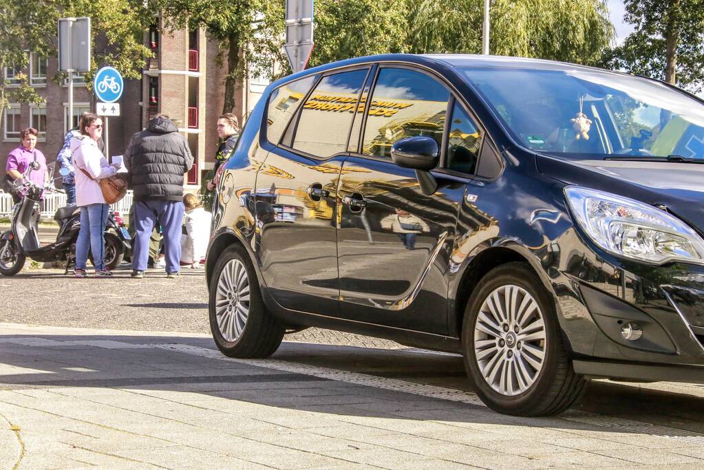 Scooterrijdster aangereden door automobilist