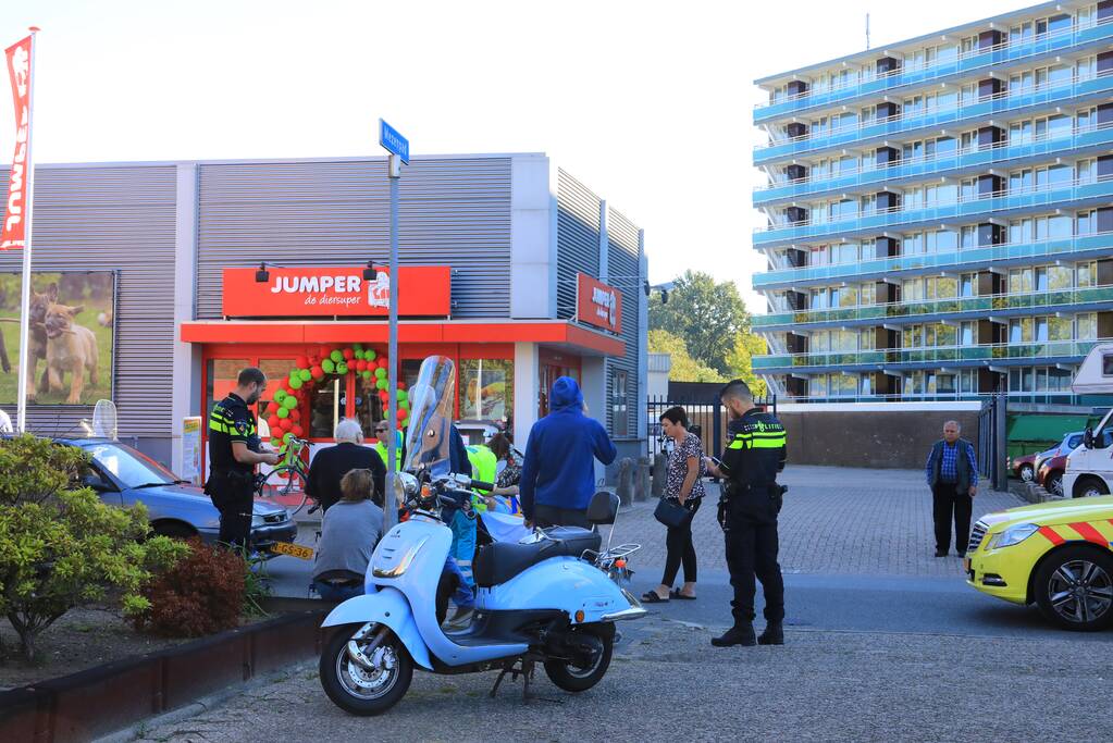 Scooterrijdster gewond na aanrijding met auto