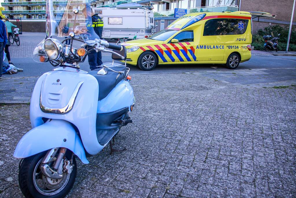 Scooterrijdster gewond na aanrijding met auto