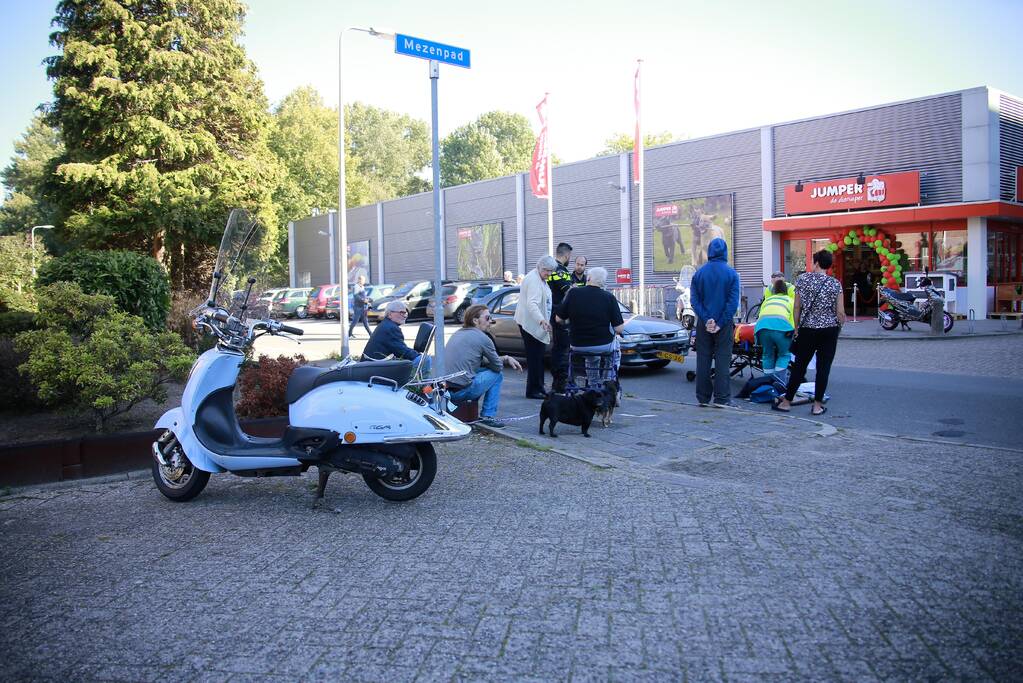 Scooterrijdster gewond na aanrijding met auto