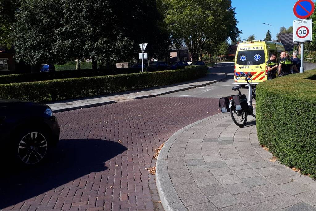 Fietsster gewond na aanrijding met personenauto