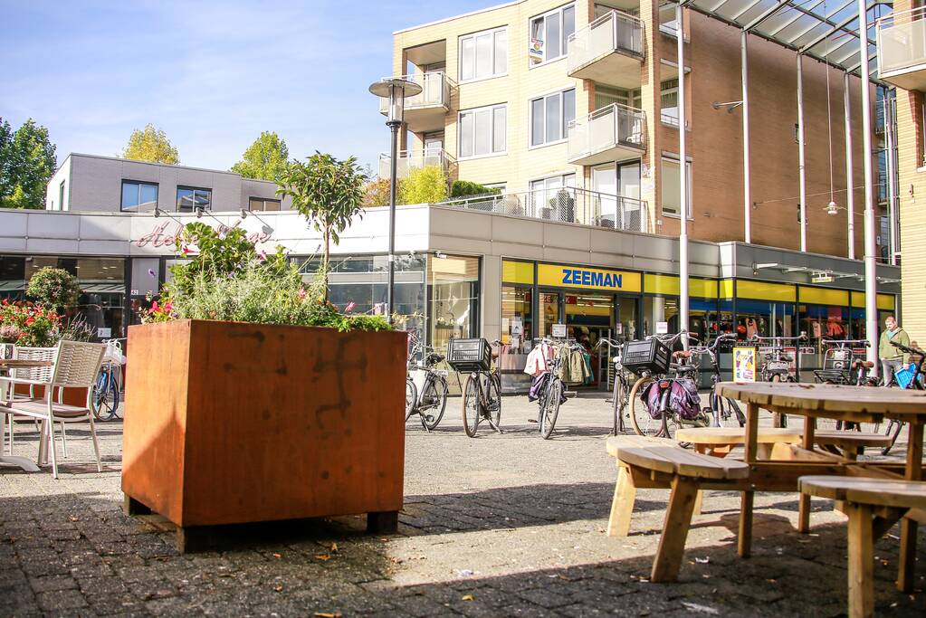 Hakenkruizen op bloembakken gespoten