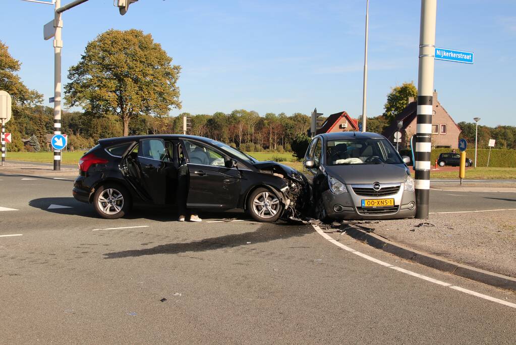 Gewonde en flinke schade na aanrijding op kruising