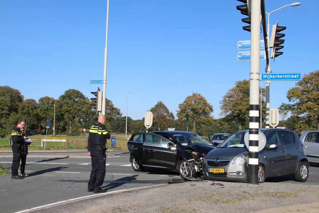 Gewonde en flinke schade na aanrijding op kruising