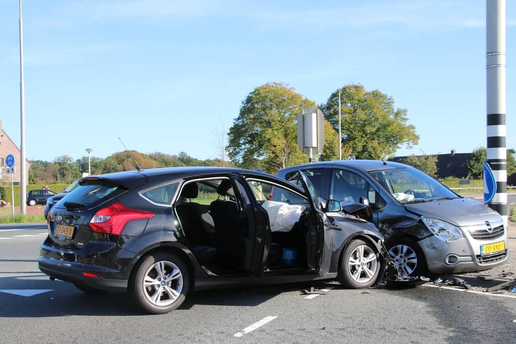 Gewonde en flinke schade na aanrijding op kruising