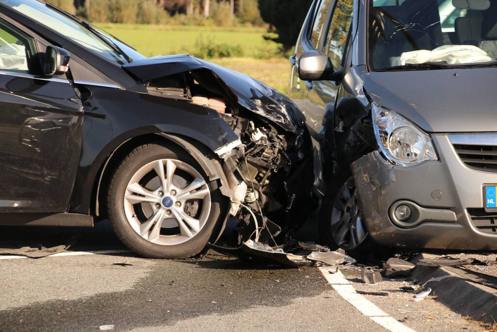 Gewonde en flinke schade na aanrijding op kruising