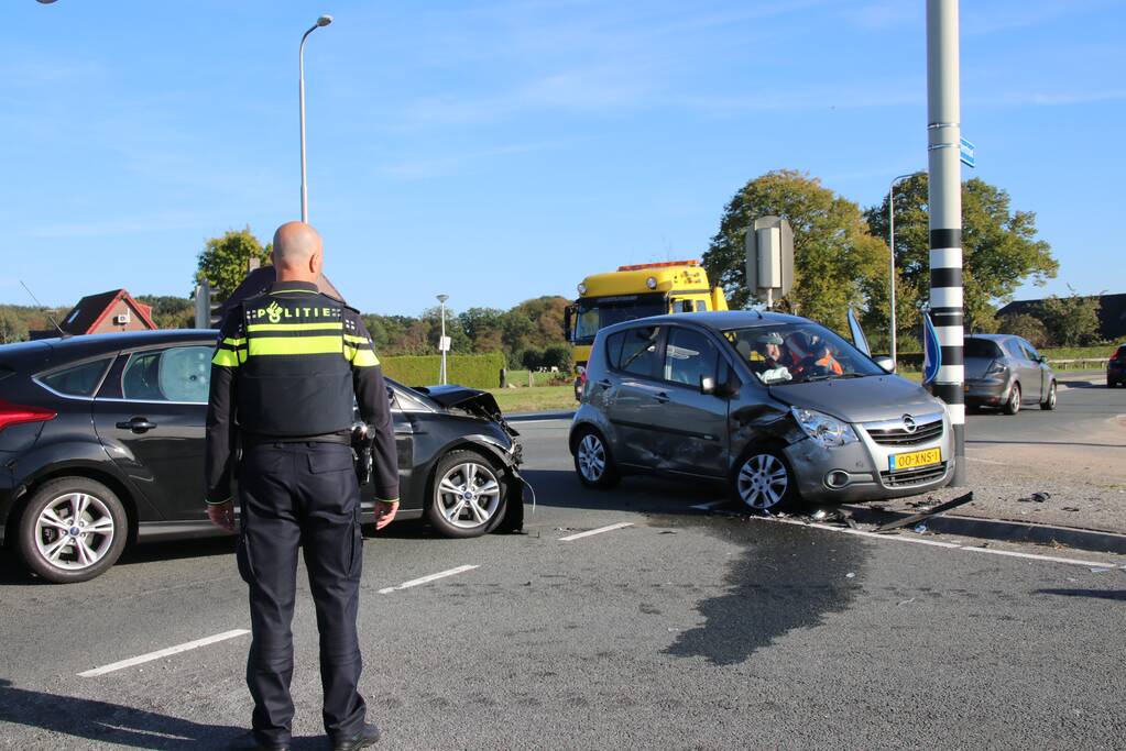 Gewonde en flinke schade na aanrijding op kruising