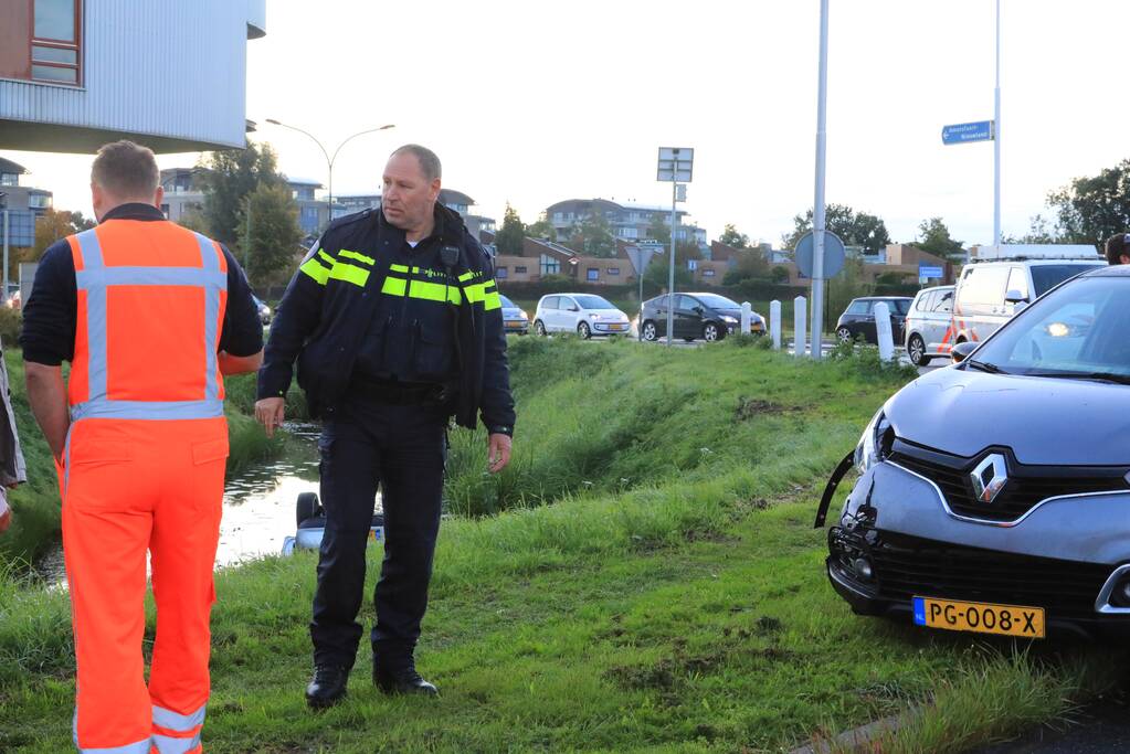 Auto te water na aanrijding