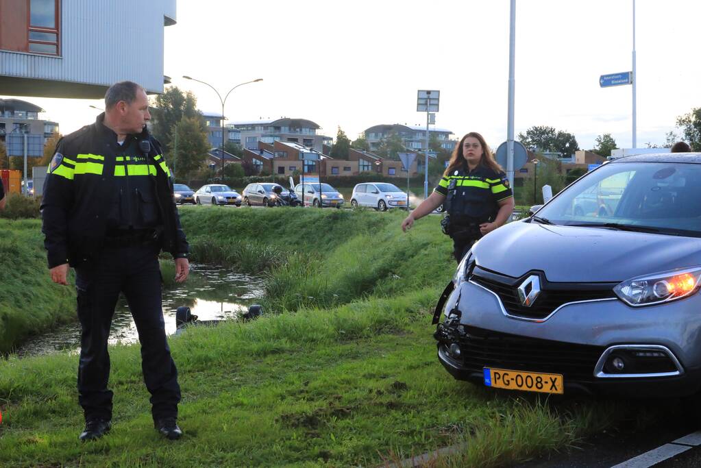 Auto te water na aanrijding