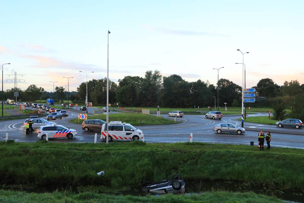 Auto te water na aanrijding