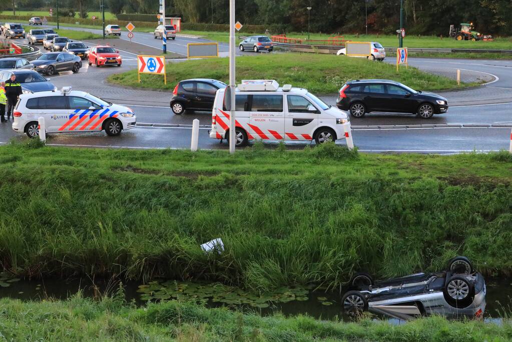 Auto te water na aanrijding