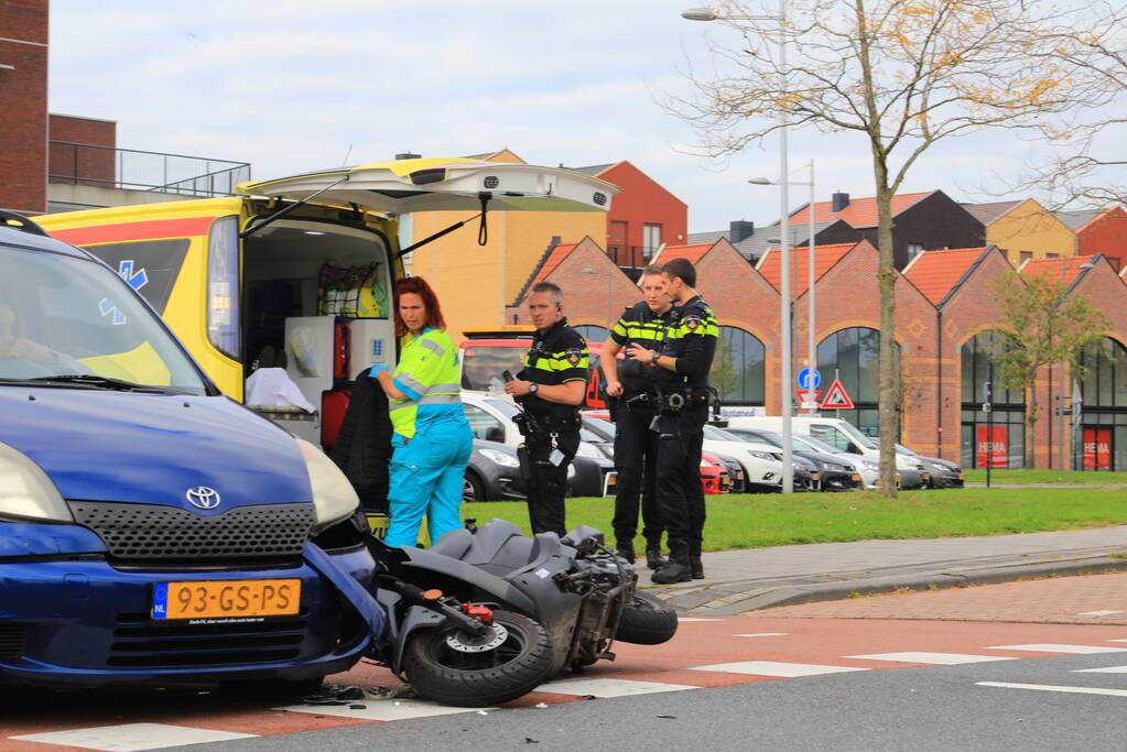 Scooterrijder boort zich in auto