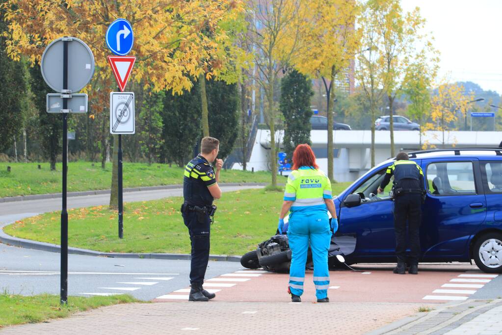 Scooterrijder boort zich in auto