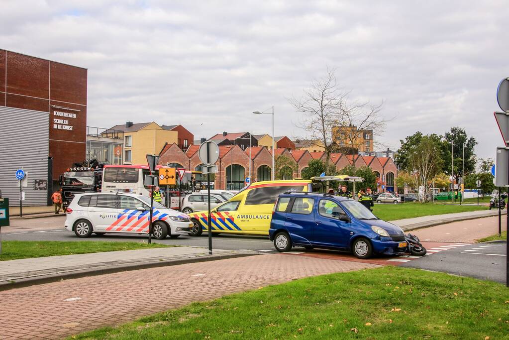 Scooterrijder boort zich in auto