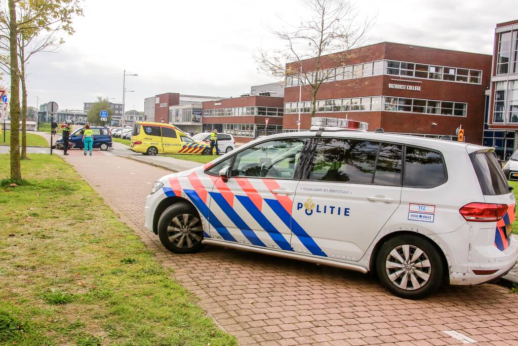 Scooterrijder boort zich in auto