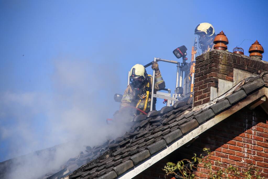 Veel rook bij zolderbrand