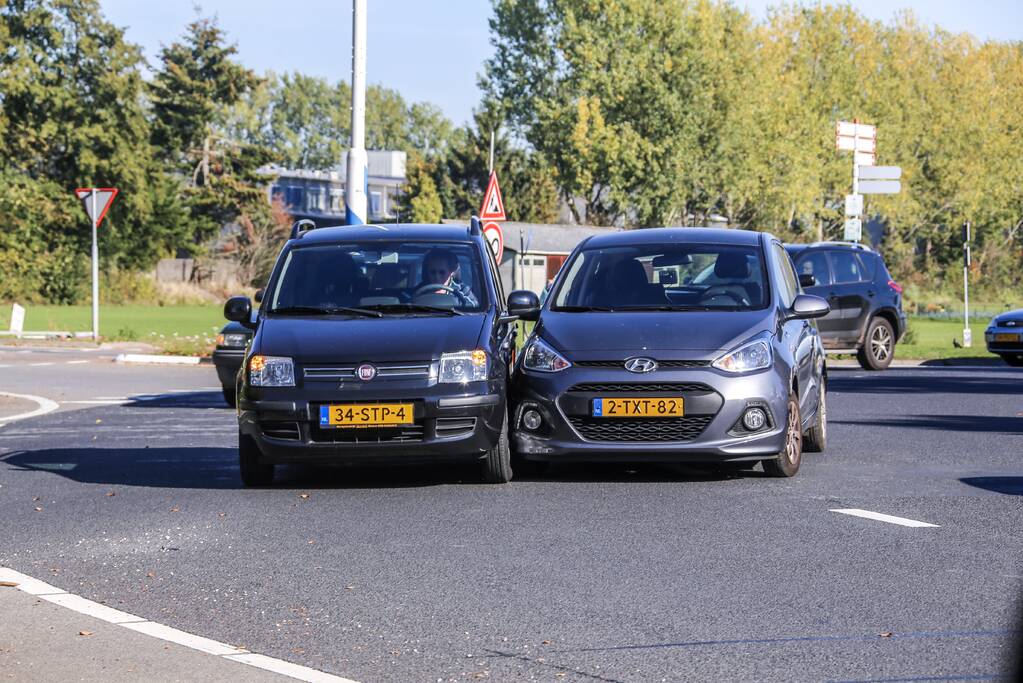 Flinke schade bij botsing op rotonde