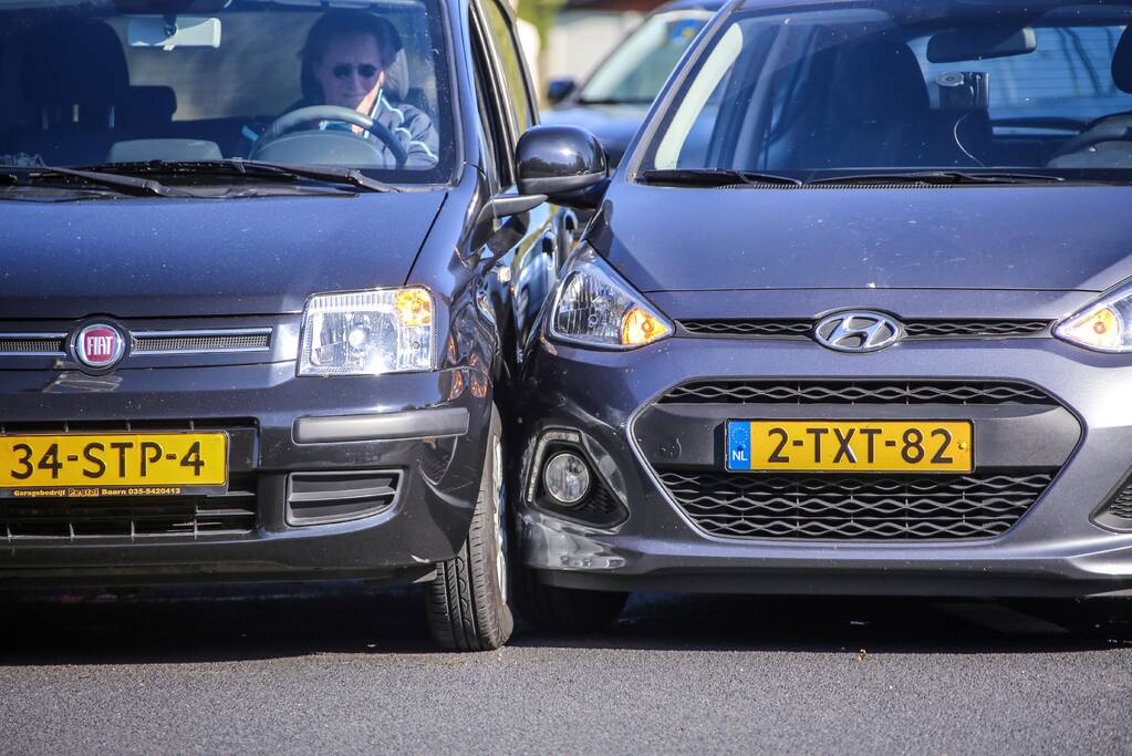 Flinke schade bij botsing op rotonde