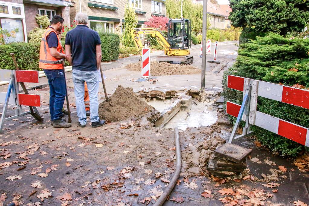 Straat blank na gesprongen waterleiding