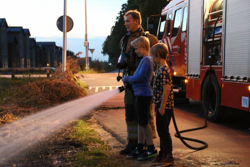 Lean (10) en Alec (8) blussen brand